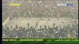 بلطجية وضباط شرطة يشتبكون مع المتظاهرين بميدان التحرير لتفريقهم