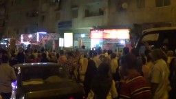 شاهد رد فعل المتظاهرين عند رؤية صورة السيسي