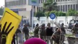 غضب متظاهر فى وجه جنود الجيش على مدخل رابعة