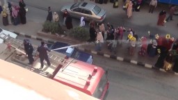 فتح خراطيم المياه على وقفة بنات ضد الانقلاب 