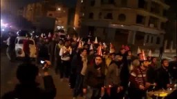 مظاهرة مفاجئة بالطراطير أمام منزل الطرطور